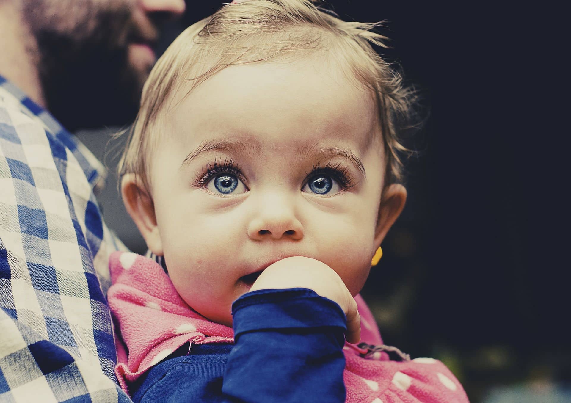 Descubre el Corrector orejas bebés y un jueguecito para tu bebé de 3 a 6 meses